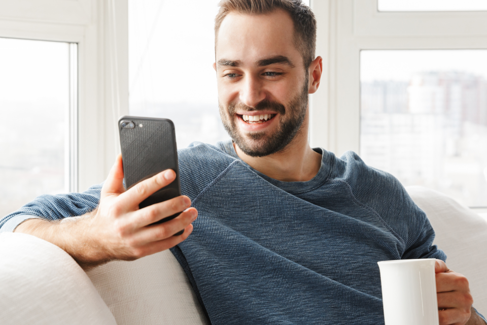 Man holding a cellphone.