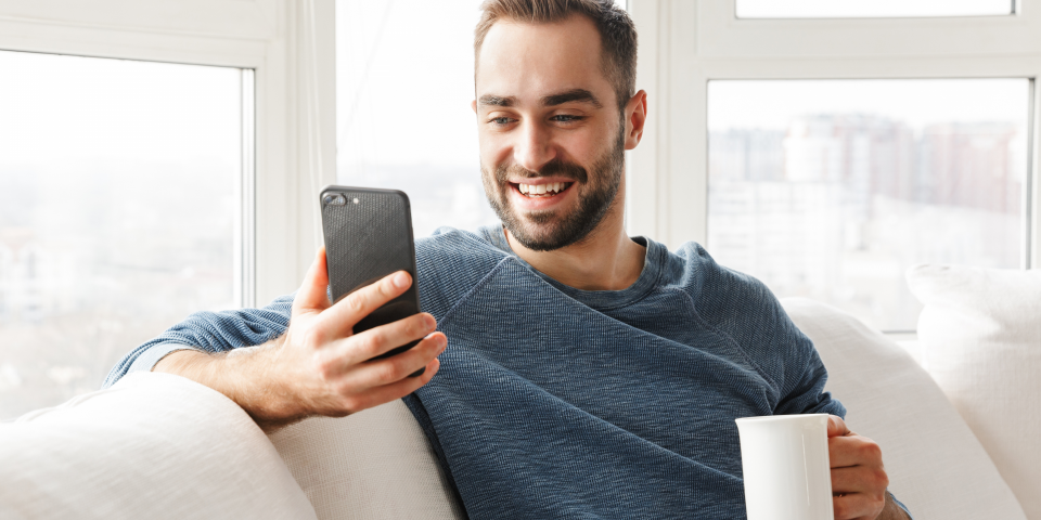 Man holding a cellphone.